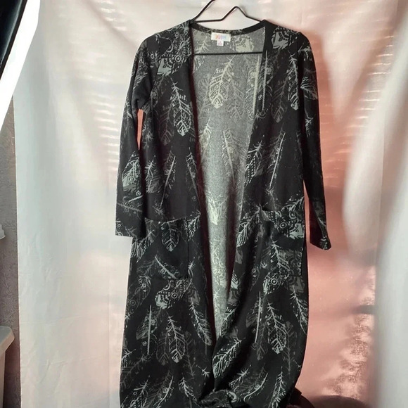 LULAROE WOMENS SIZE SMALL BLACK WITH GRAY FEATHER DESIGN SWEATER DUSTER … - Picture 2 of 11